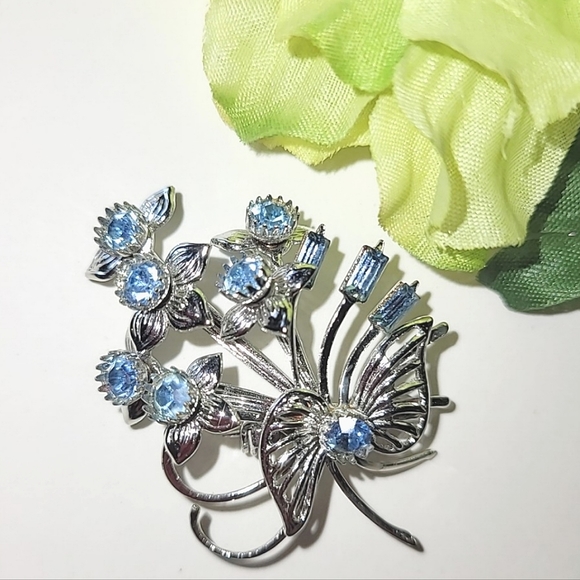 VINTAGE BLUE RHINESTONE FLORAL BOUQUET BROOCH - Picture 6 of 7